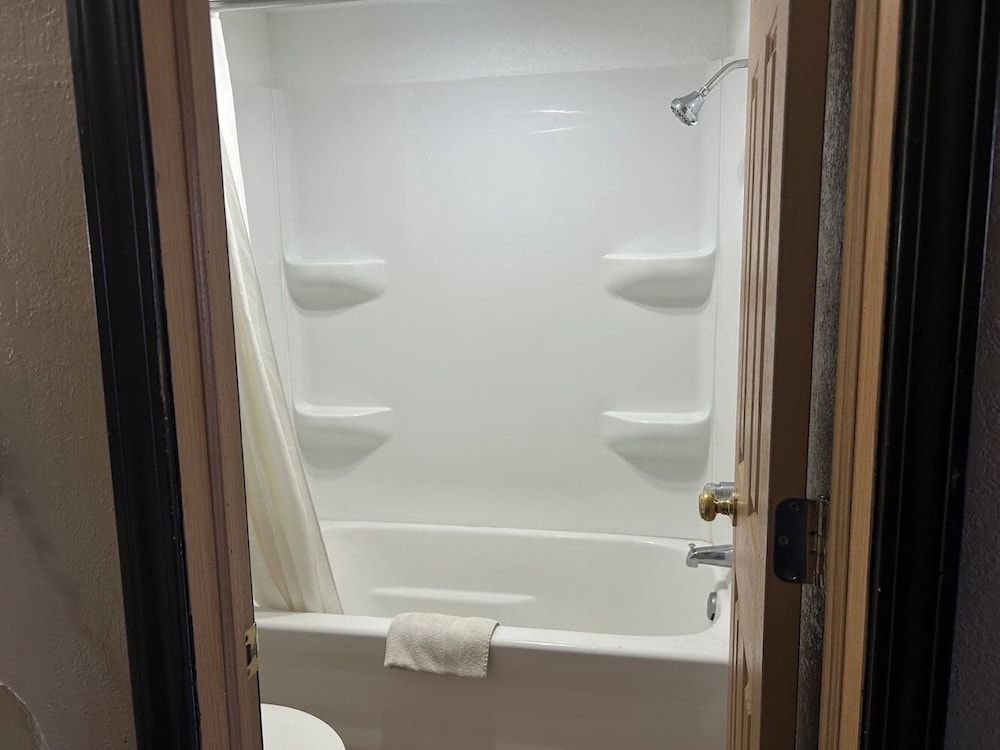 Crete Inn by Capital O Near Lincoln Suite, Non Smoking (1 King & 1 Queen Suite) 9