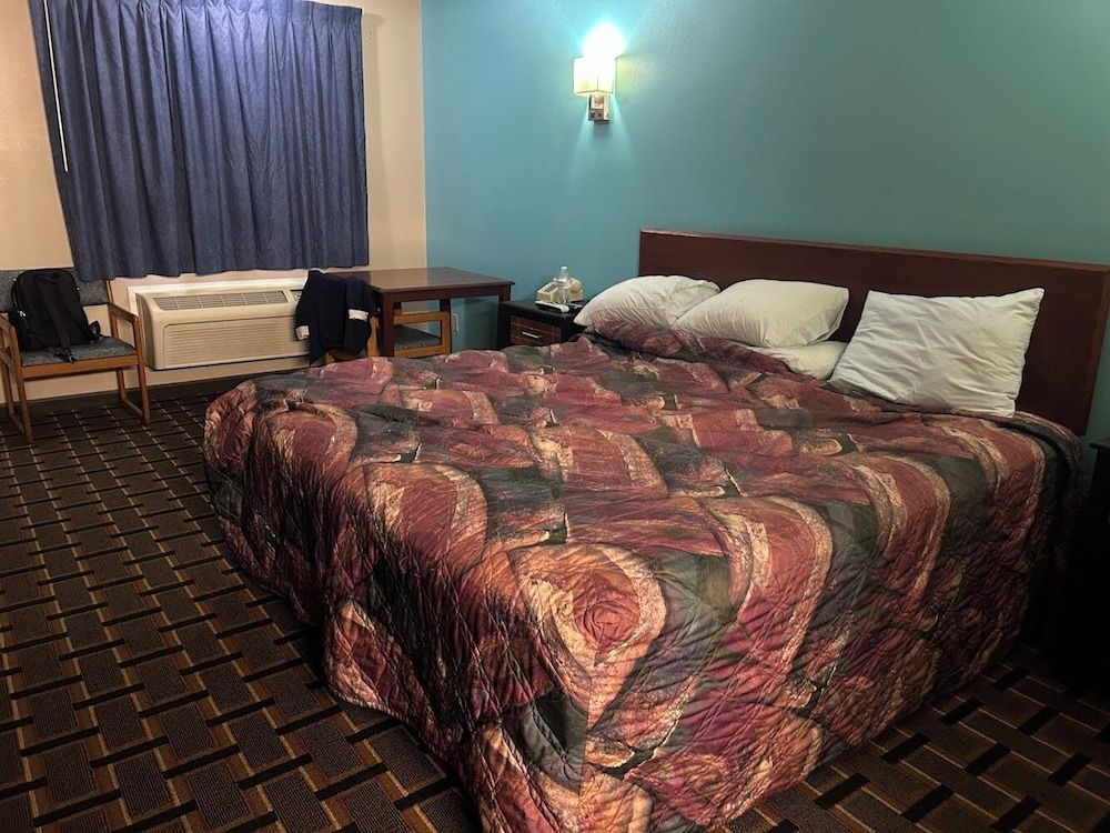Crete Inn by Capital O Near Lincoln Room, 1 King Bed, Non Smoking 3