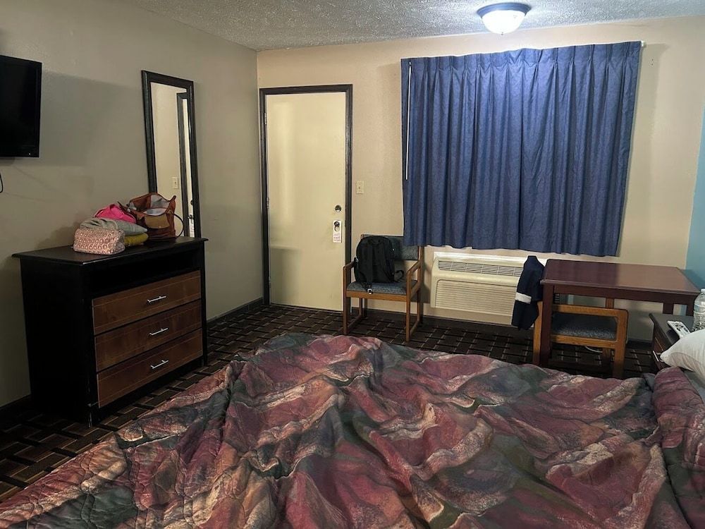 Crete Inn by Capital O Near Lincoln Room, 1 King Bed, Non Smoking 4