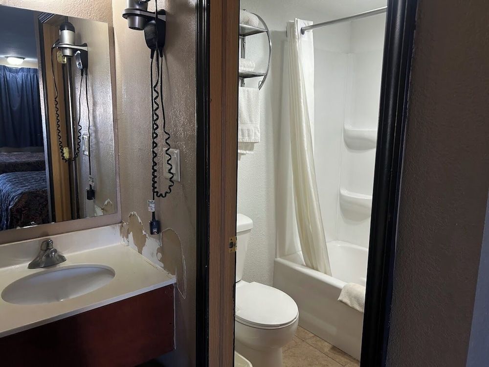 Crete Inn by Capital O Near Lincoln Room, 1 King Bed, Non Smoking 9