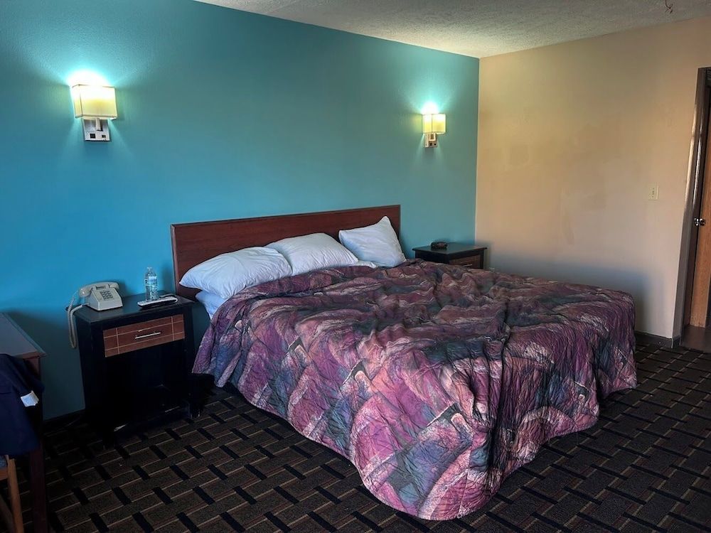 Crete Inn by Capital O Near Lincoln Room, 1 King Bed, Non Smoking 6