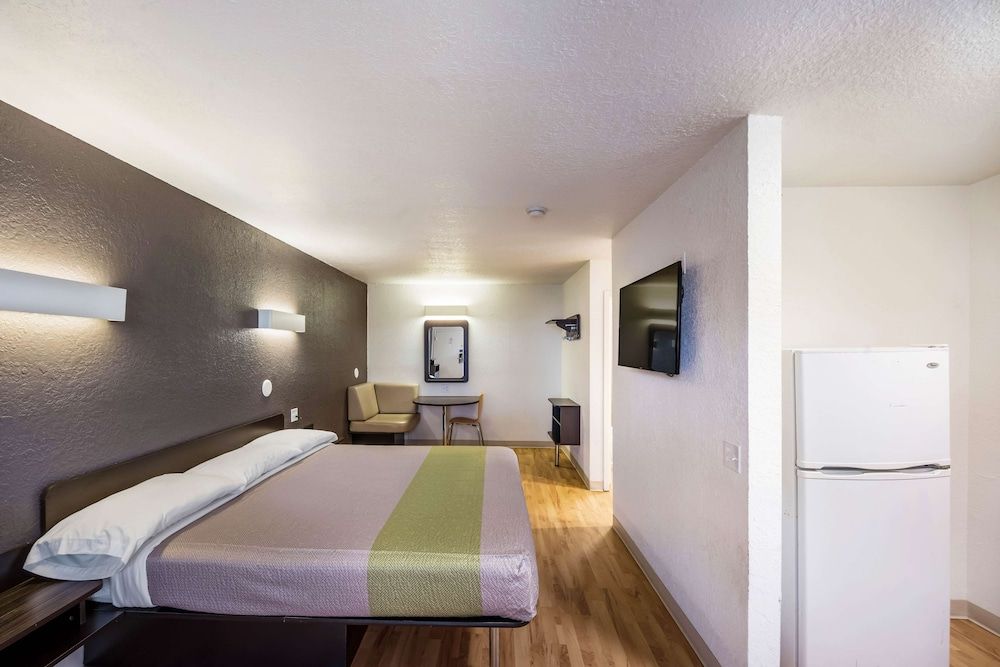 Deluxe Room, 1 King Bed, Smoking, Kitchenette