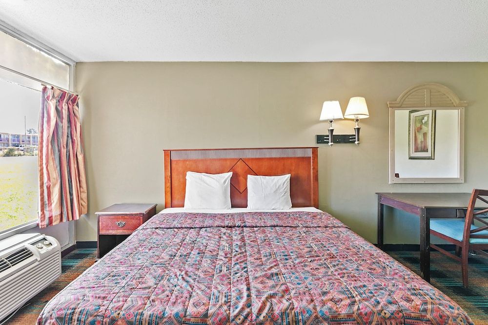 Hotel O Star Motel Hattiesburg HWY 49 Room, 1 King Bed, Non Smoking 4