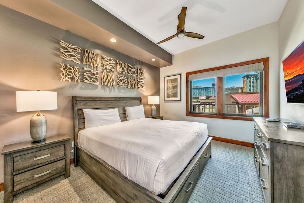 2 Br 2 Ba Luxury Condo. Walk to South Lake Tahoe! Condo, 2 Bedrooms 4