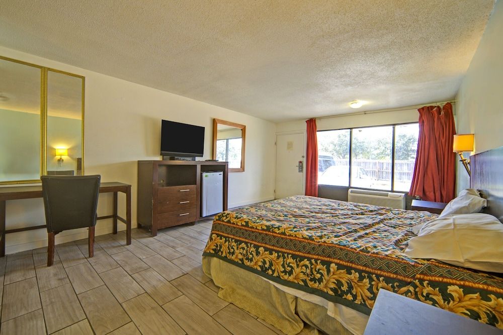 Sunset Inn by Hotel O Flatonia I - 10 Room, 1 King Bed, Non Smoking 4