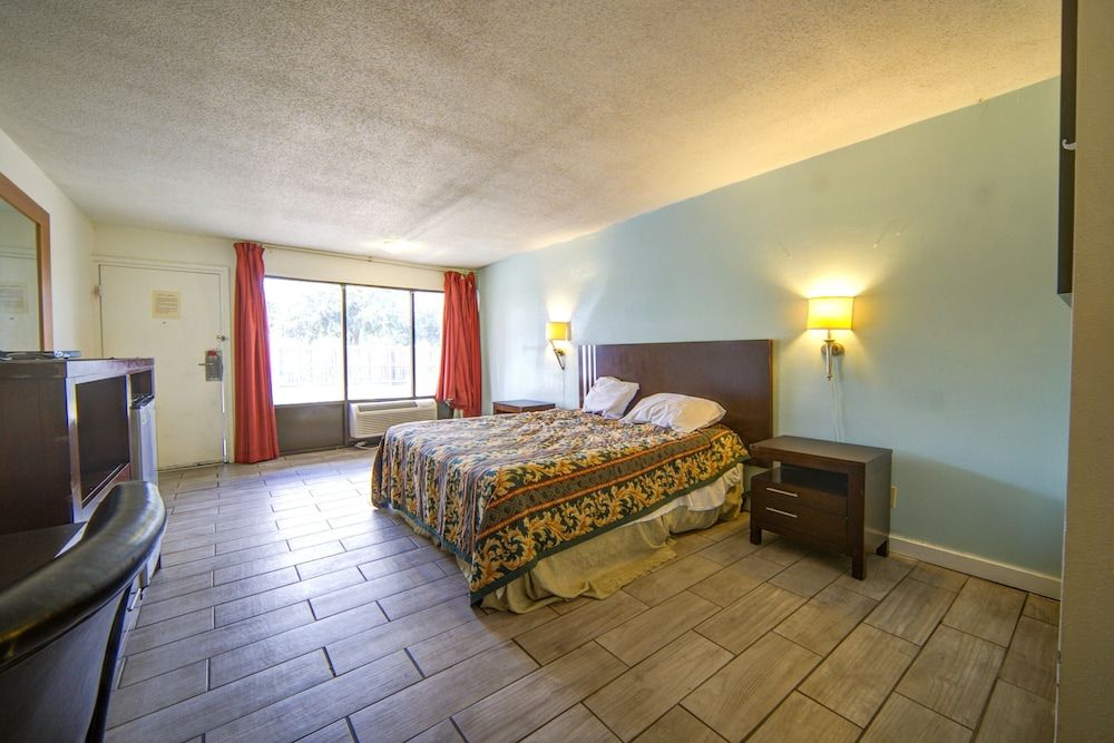 Sunset Inn by Hotel O Flatonia I - 10 Room, 1 King Bed, Non Smoking 2