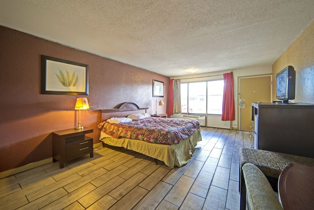 Sunset Inn by Hotel O Flatonia I - 10 Room, 1 Queen Bed, Non Smoking 5