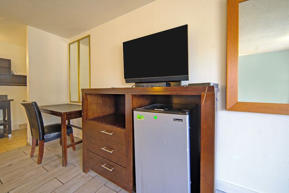 Sunset Inn by Hotel O Flatonia I - 10 Room, 1 King Bed, Non Smoking 3