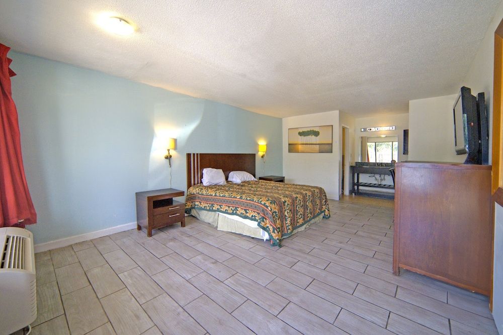 Sunset Inn by Hotel O Flatonia I - 10 Room, 1 King Bed, Non Smoking 5