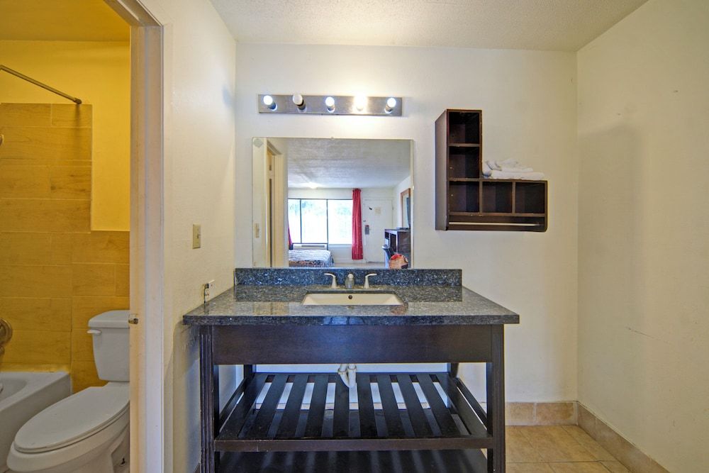 Sunset Inn by Hotel O Flatonia I - 10 Room, 1 King Bed, Non Smoking 7