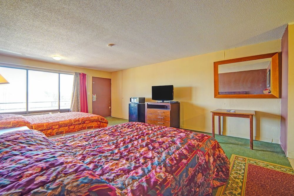 Sunset Inn by Hotel O Flatonia I - 10 Room, 2 Queen Beds, Non Smoking 3