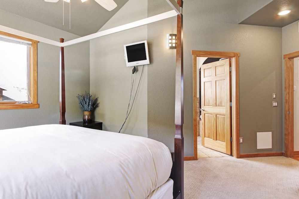 Mount Cairns 16a 2 Bedroom Condo by RedAwning Condo, 2 Bedrooms 3