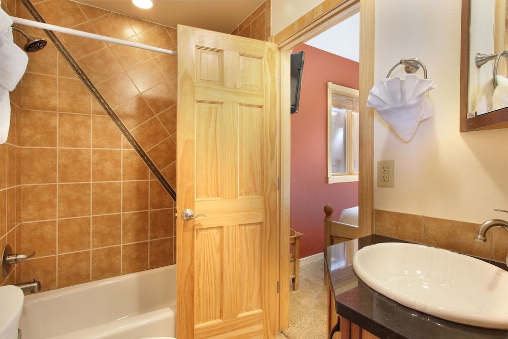 Chiefs Head Peak 21b 2 Bedroom Condo by RedAwning Condo, 2 Bedrooms 23