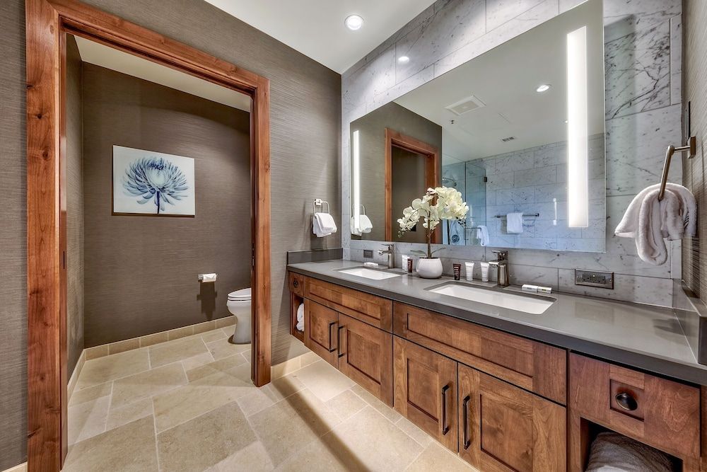 Luxury Three Bedroom  Steps From Heavenly Village Condo by RedAwning Condo, 3 Bedrooms 11