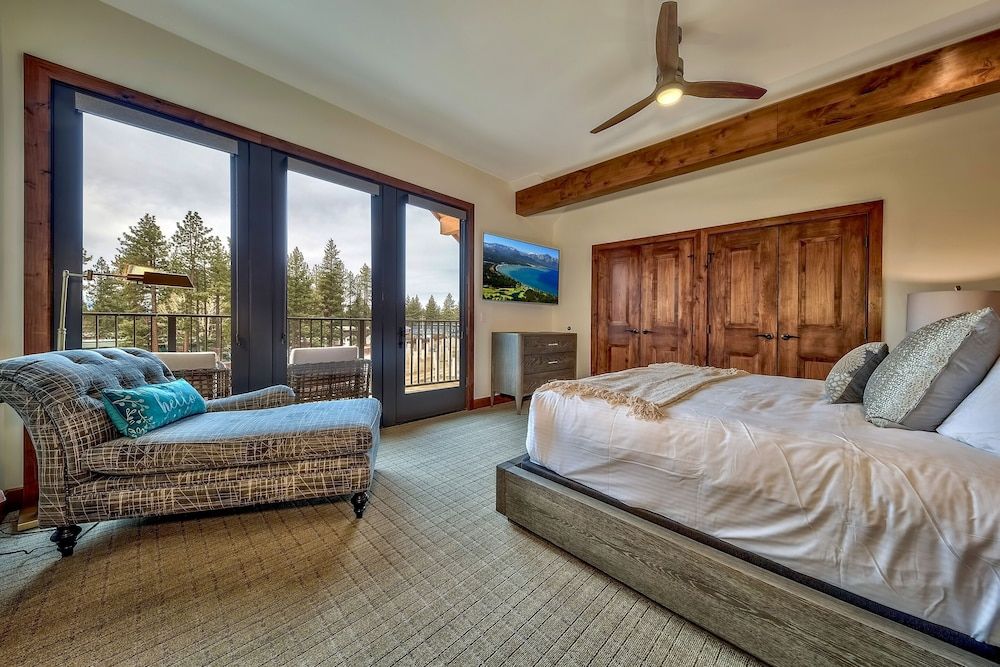 Luxury Three Bedroom  Steps From Heavenly Village Condo by RedAwning Condo, 3 Bedrooms 2