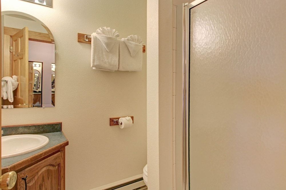 Ptarmigan Mountain 202 3 Bedroom Condo by RedAwning Condo, 2 Bedrooms 18