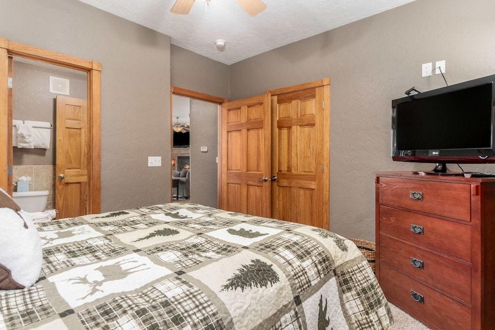 Mount Cirrus 10b 2 Bedroom Condo by RedAwning Condo, 2 Bedrooms 5