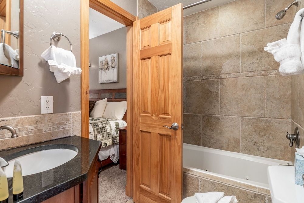 Mount Cirrus 10b 2 Bedroom Condo by RedAwning Condo, 2 Bedrooms 15