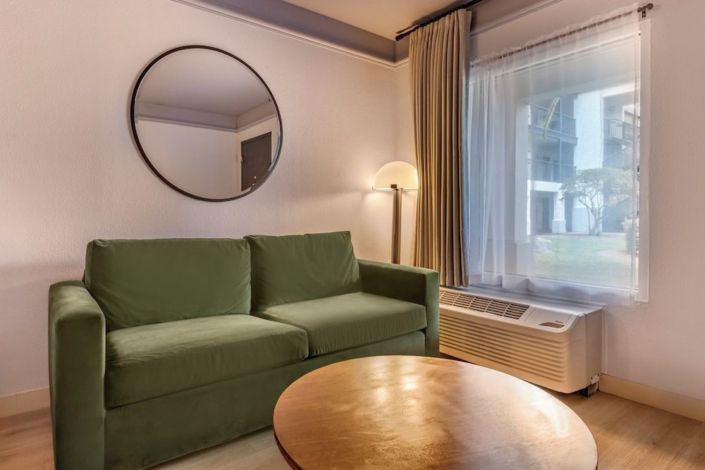 voco Kissimmee Orlando by IHG Standard Room 3