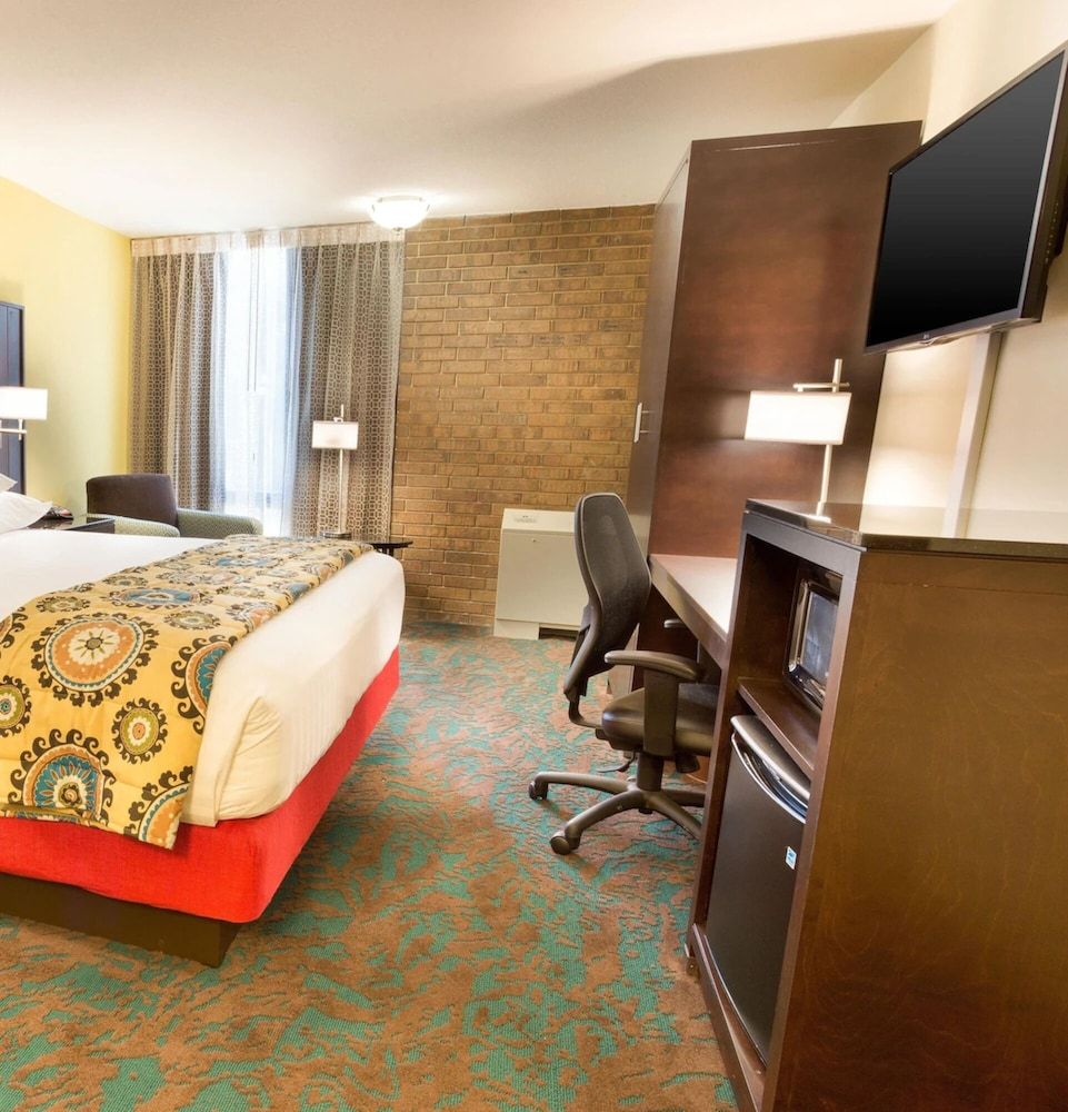 Deluxe Room, 1 King Bed, Hearing Accessible, Non Smoking (Mobility, Tub w/ Grab Bars)
