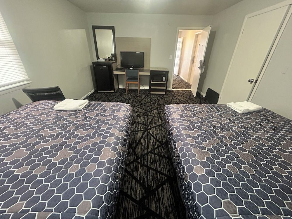 Budget Inn By Capital O Oskaloosa Near Pella Room, Non Smoking (1 King Bed & 2 Queen Beds) 3