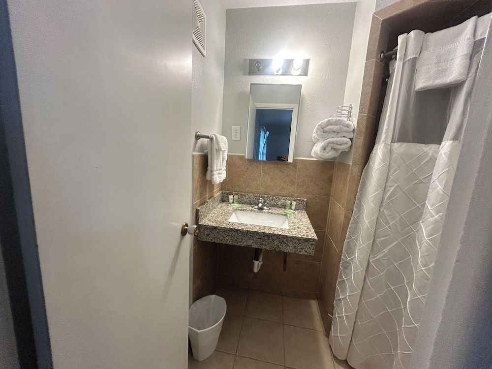 Budget Inn By Capital O Oskaloosa Near Pella Room, Non Smoking (1 King Bed & 2 Queen Beds) 12