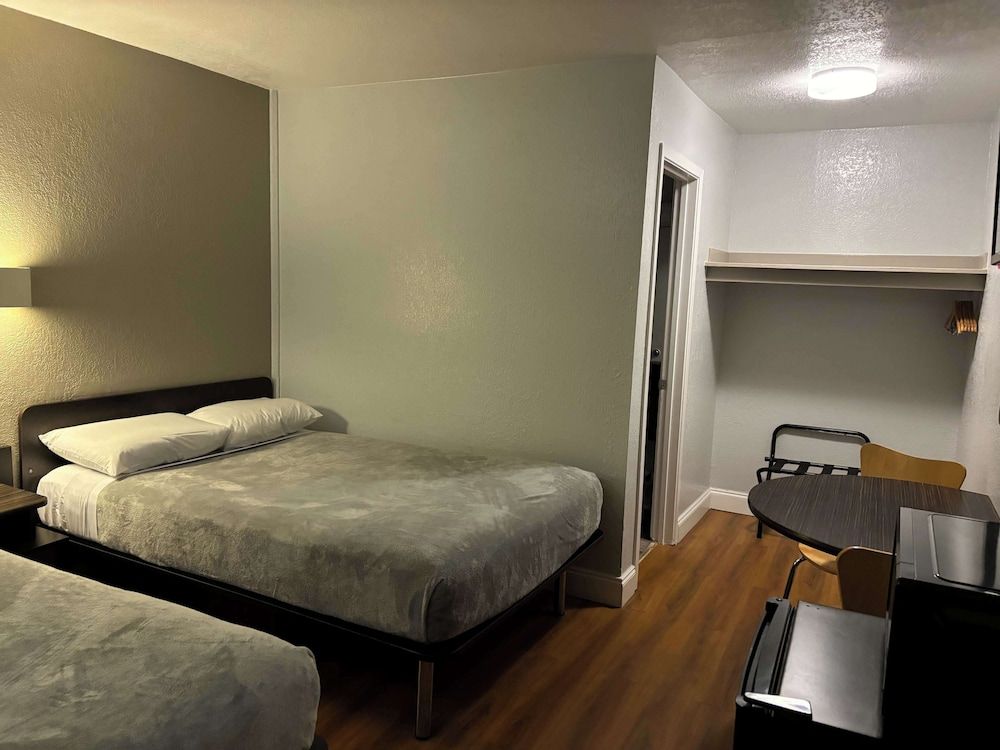 Motel 6 Pensacola, FL - Airport West Deluxe Room, 2 Double Beds, Smoking, Refrigerator & Microwave 3