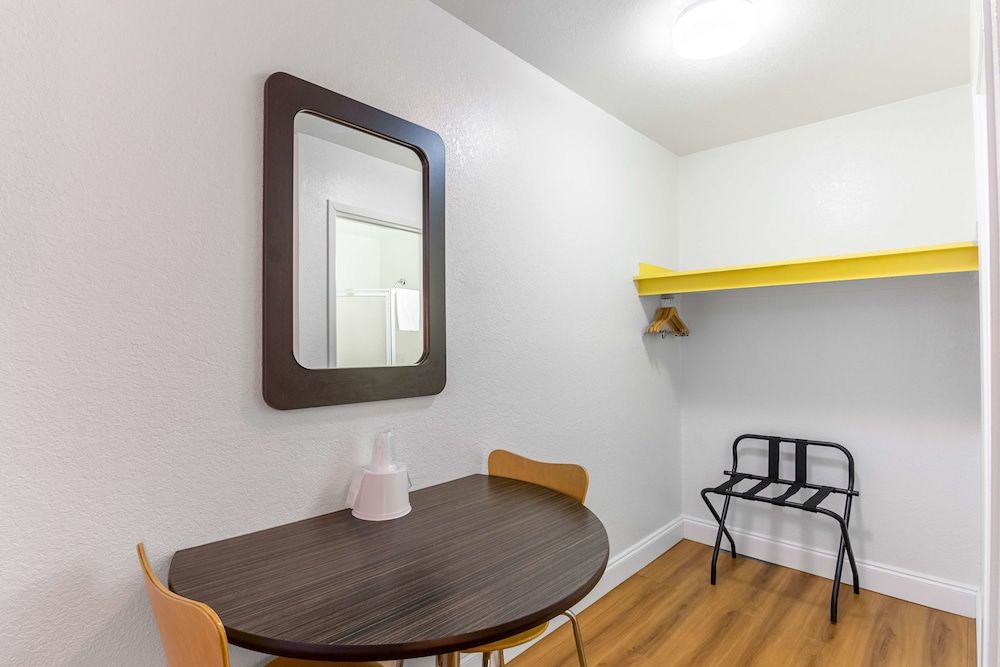 Motel 6 Pensacola, FL - Airport West Deluxe Room, 1 Queen Bed, Smoking, Refrigerator & Microwave 4