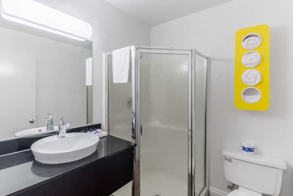 Motel 6 Pensacola, FL - Airport West Deluxe Room, 1 Queen Bed, Smoking, Refrigerator & Microwave 6