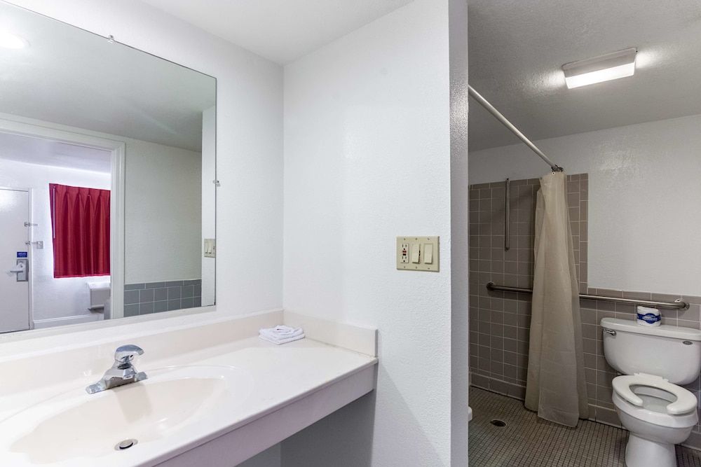 Motel 6 Pensacola, FL - Airport West Deluxe Room, 1 Queen Bed, Smoking, Refrigerator & Microwave 5