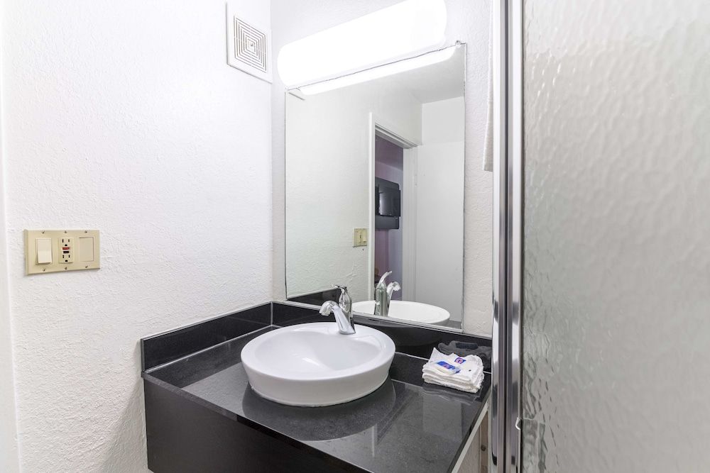 Motel 6 Pensacola, FL - Airport West Deluxe Room, 1 Queen Bed, Smoking, Refrigerator & Microwave 7