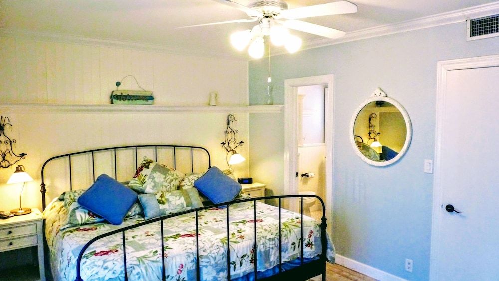 Villa Venezia French Country - 1 bedroom 1 King bed 3