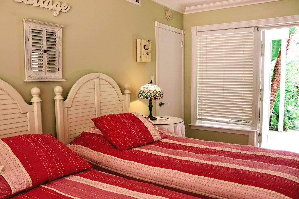 Villa Venezia The Floridian - 2 bedroom 1 King Bed and 2 Twins Beds