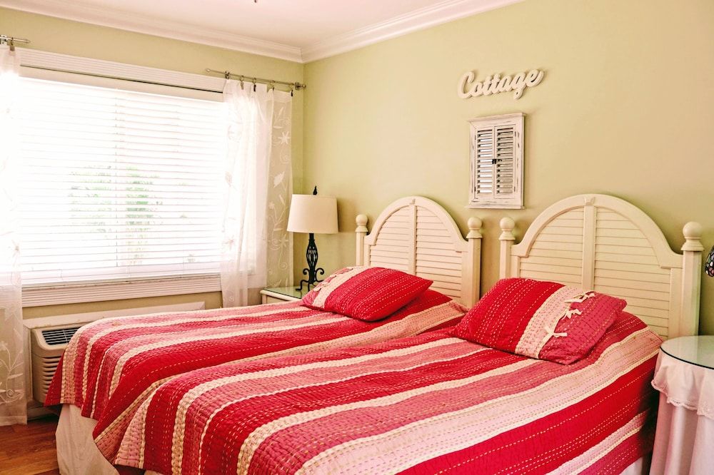 Villa Venezia The Floridian - 2 bedroom 1 King Bed and 2 Twins Beds 2