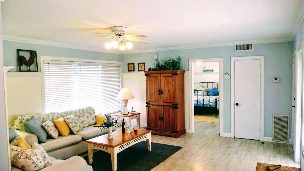 Villa Venezia French Country - 1 bedroom 1 King bed 6