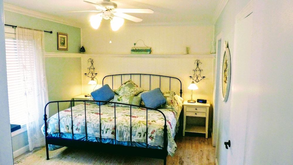 Villa Venezia French Country - 1 bedroom 1 King bed 2