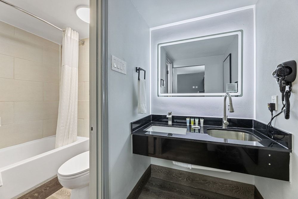 Days Inn & Suites by Wyndham Texas City Suite, 1 King Bed, Non Smoking 6