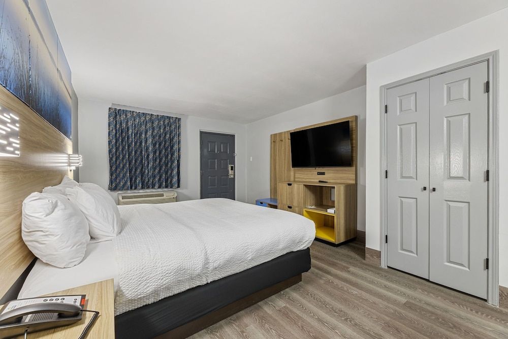 Days Inn & Suites by Wyndham Texas City Suite, 1 King Bed, Non Smoking 4