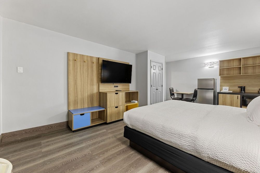 Days Inn & Suites by Wyndham Texas City Suite, 1 King Bed, Non Smoking 2