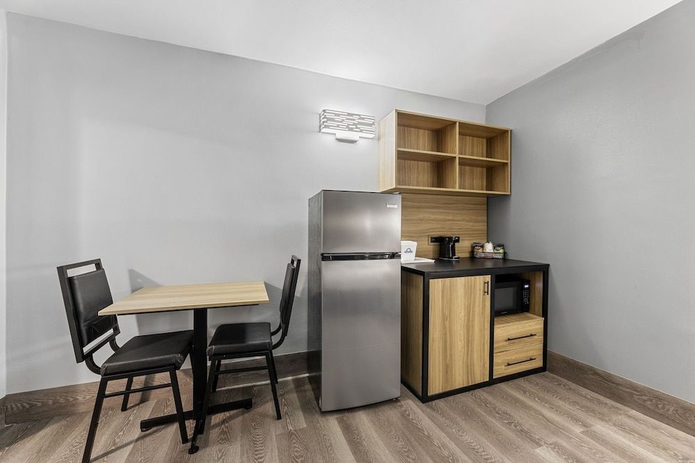 Days Inn & Suites by Wyndham Texas City Suite, 1 King Bed, Non Smoking 3