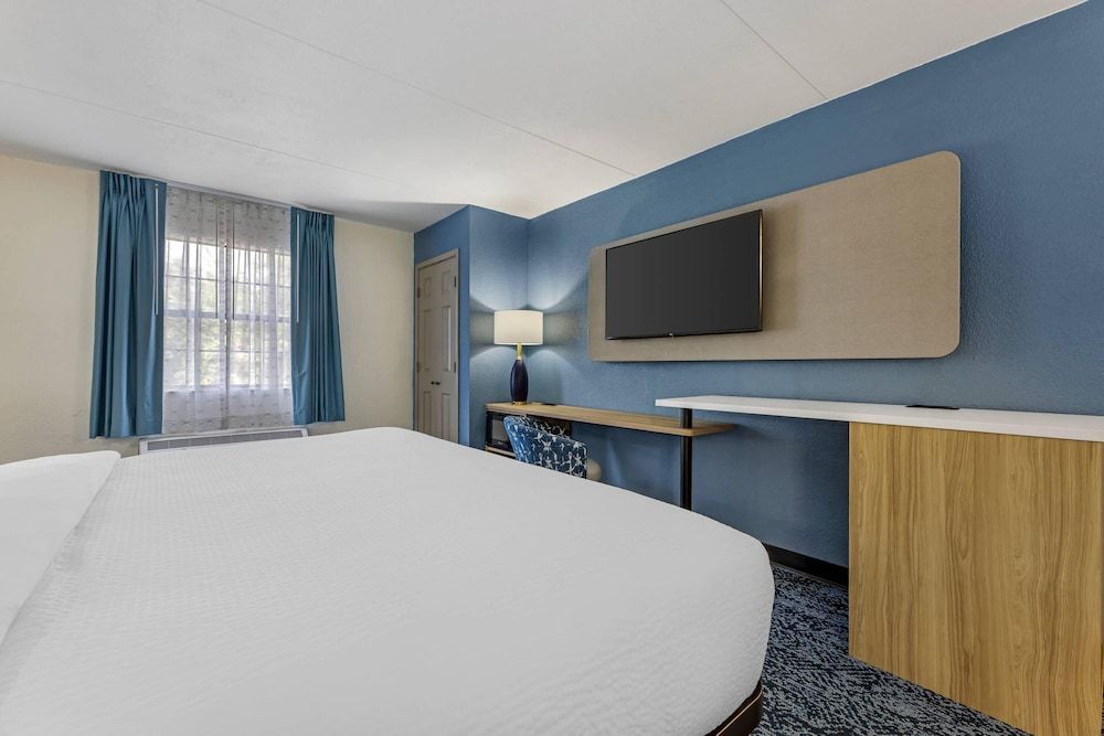 Sleep Inn & Suites Merrillville Room, 1 King Bed, Non Smoking (Efficiency) 3