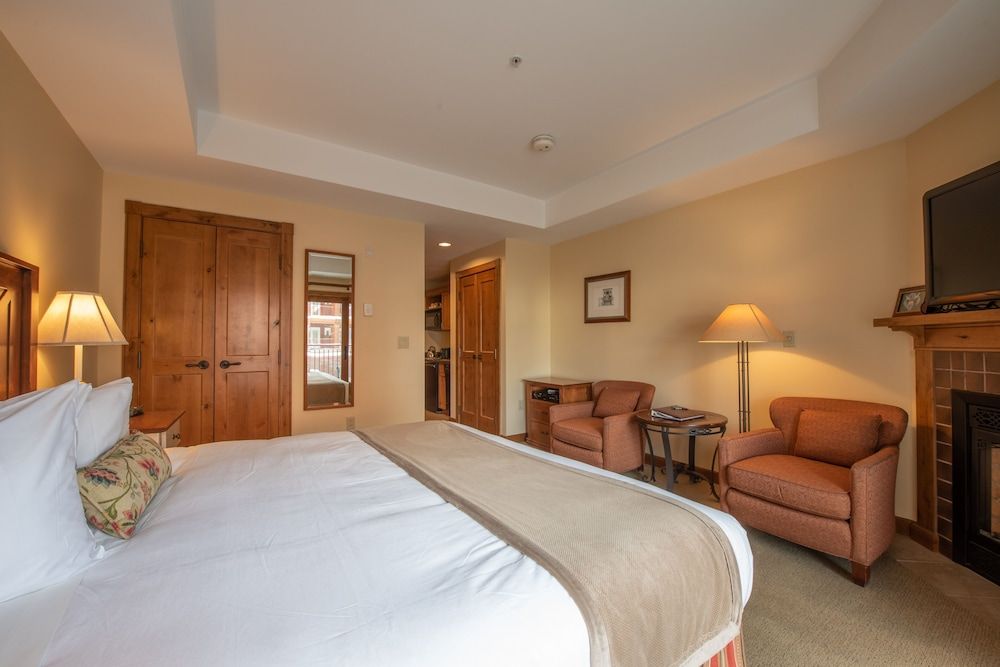 Slopeside Studio Unit With Kitchenette Studio Bedroom Condo - No Cleaning Fee! by RedAwning Studio 2