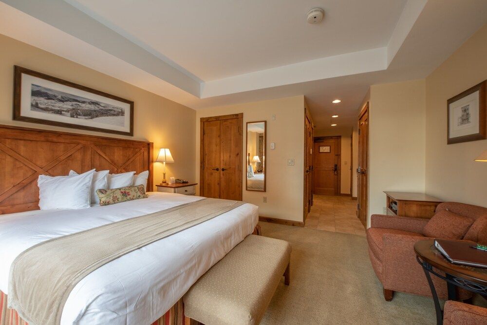 Slopeside Studio Unit With Kitchenette Studio Bedroom Condo - No Cleaning Fee! by RedAwning Studio 4