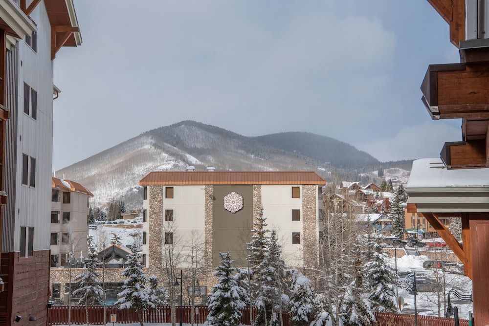 Slopeside Studio Unit With Kitchenette Studio Bedroom Condo - No Cleaning Fee! by RedAwning Studio 23