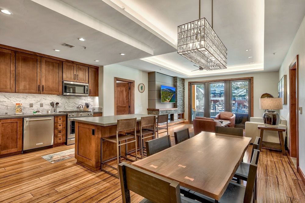 Luxury Three Bedroom Residence steps from Heavenly Village by RedAwning Condo, 3 Bedrooms 9