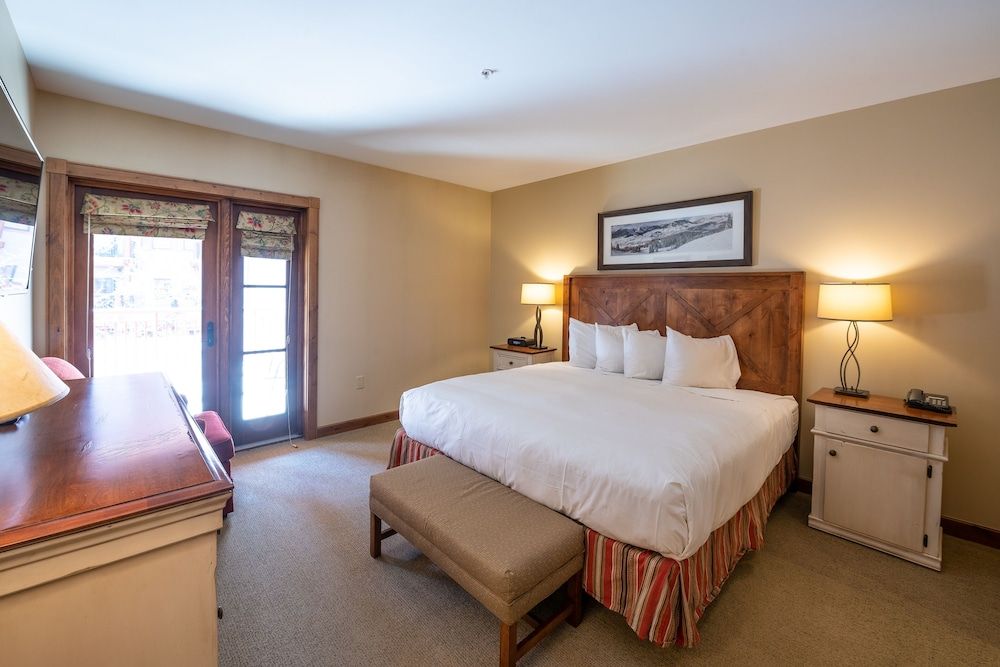 One Bedroom Condo with Large Balcony over Mountaineer Square 1 Condo - No Cleaning Fee! by RedAwning Condo, 1 Bedroom 4