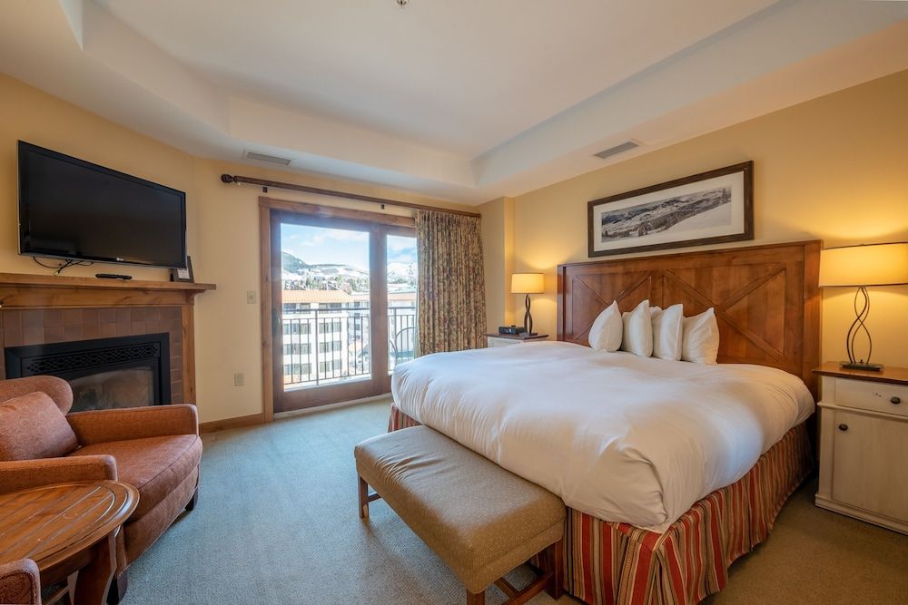 Comfortable Studio Efficiency Unit With Balcony Over Mountaineer Square Condo - No Cleaning Fee! by RedAwning Studio 4