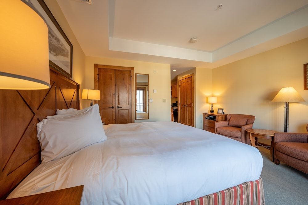 Comfortable Studio Efficiency Unit With Balcony Over Mountaineer Square Condo - No Cleaning Fee! by RedAwning Studio 3