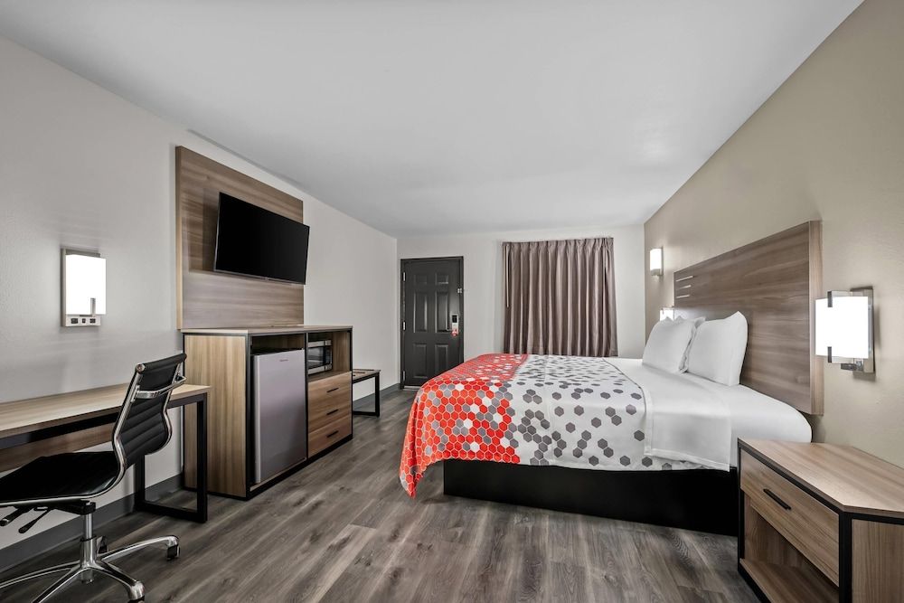 Econo Lodge Biloxi Beach Room, 1 King Bed, Accessible, Non Smoking 3