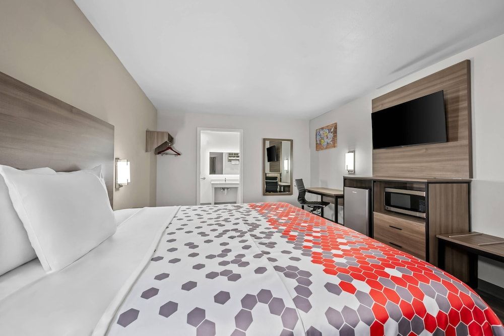 Econo Lodge Biloxi Beach Room, 1 King Bed, Accessible, Non Smoking 2